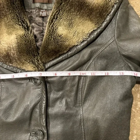 Danier XS insulated leather coat wit beautiful faux trim in great used condition - Picture 6 of 10